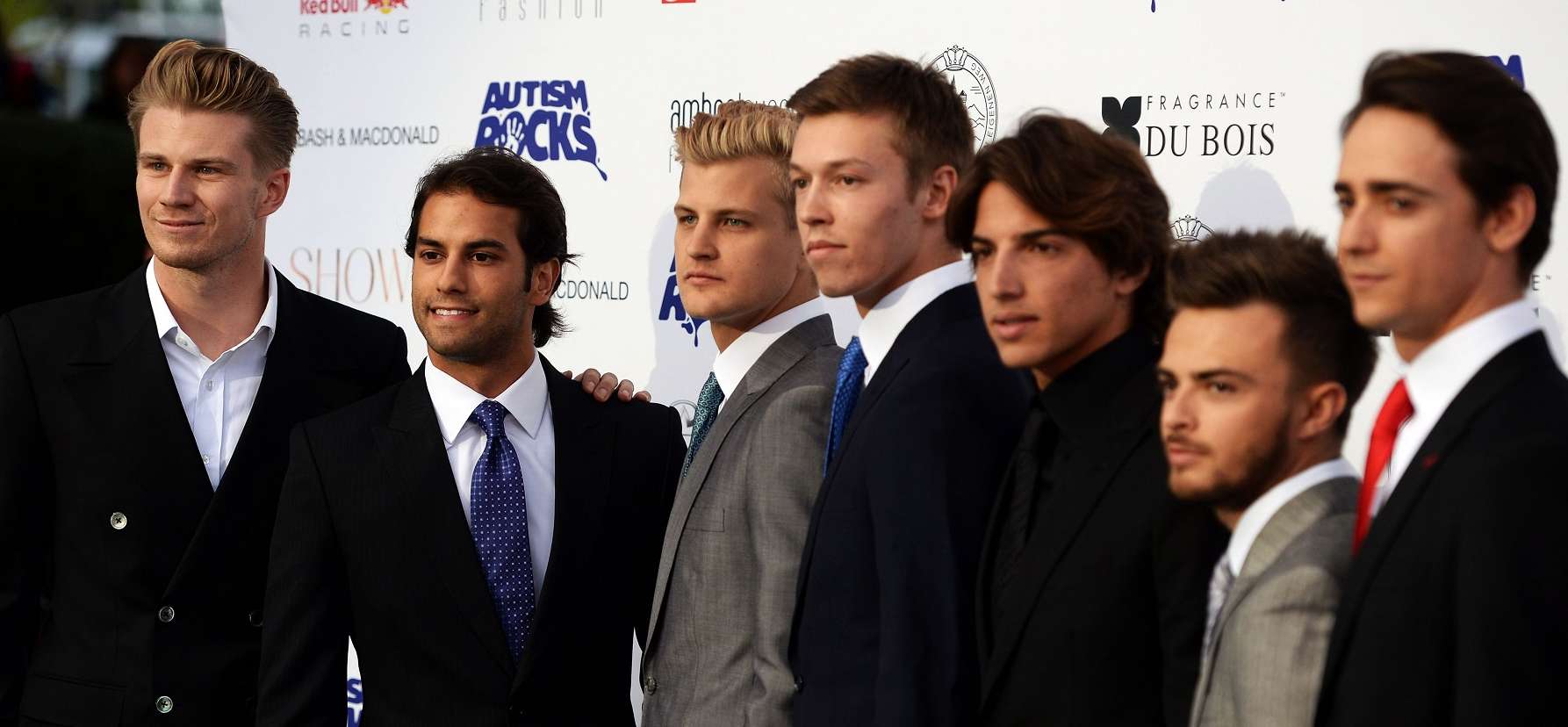 Ma este ismét öltönyben vonulnak az F1-es versenyzők!