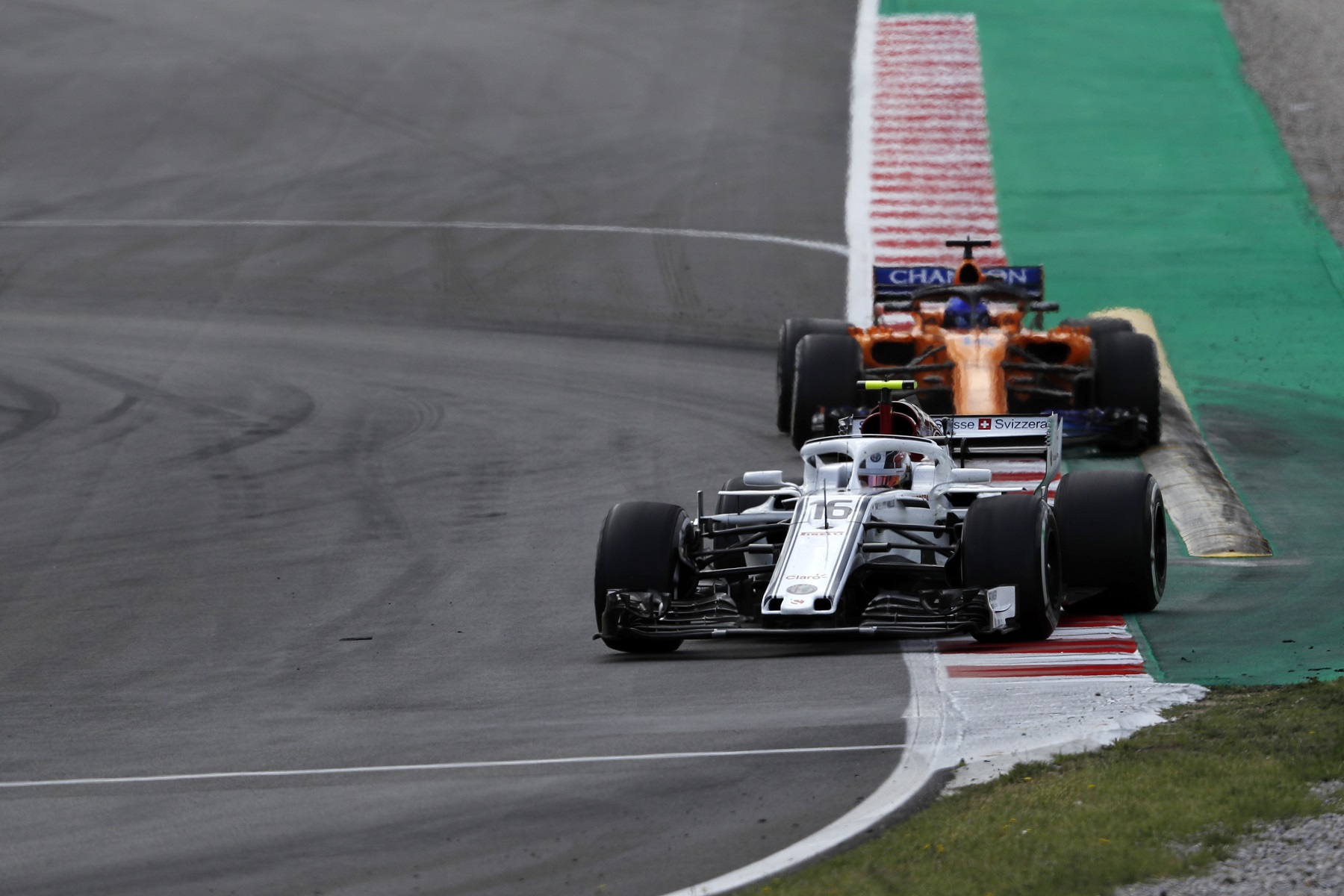 Leclerc: Alonsóval csatázva kétszer annyit tanultam