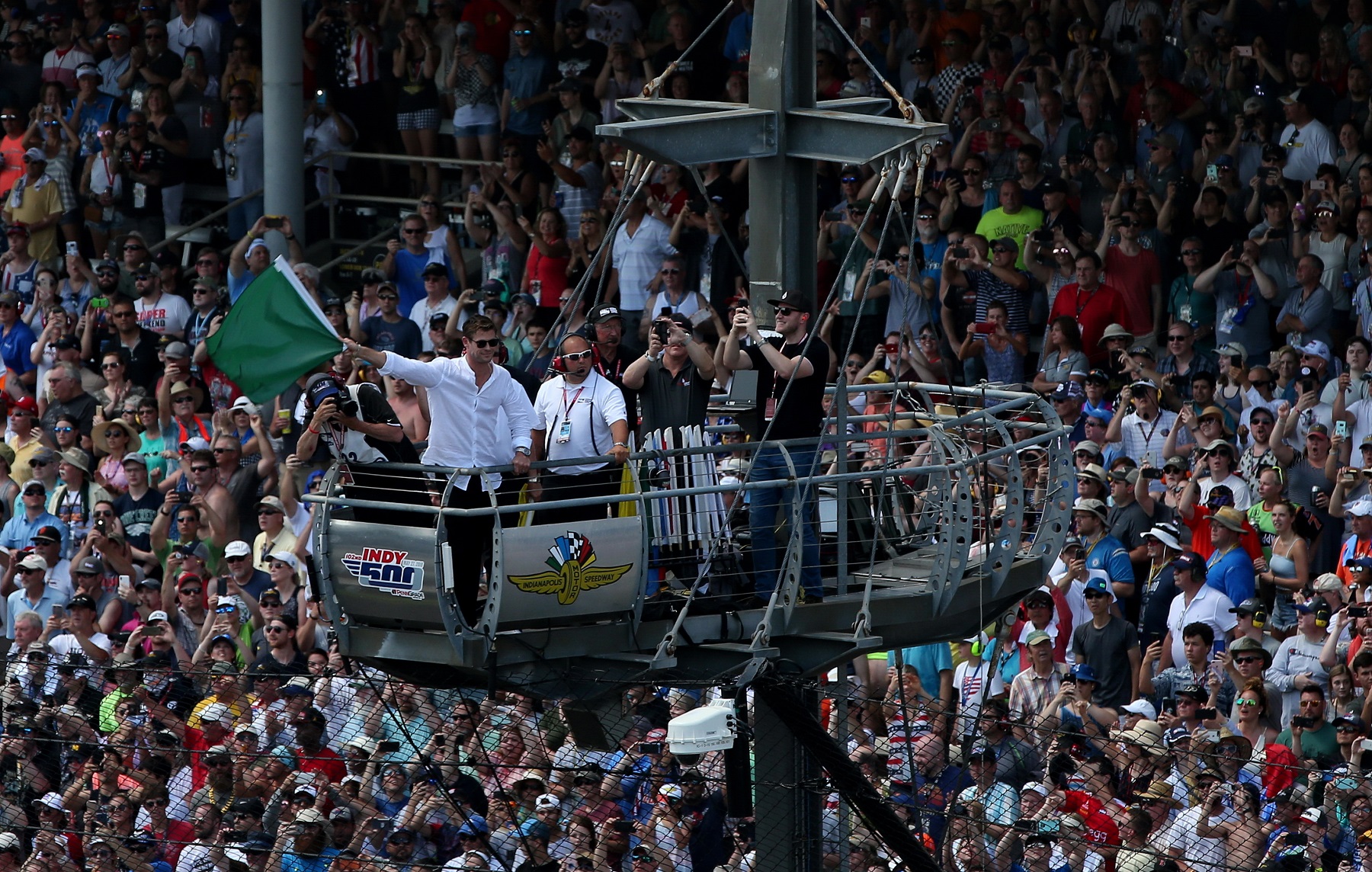 Chris Hemsworth nagyon komolyan készült az Indy 500-as zászlólengetésre