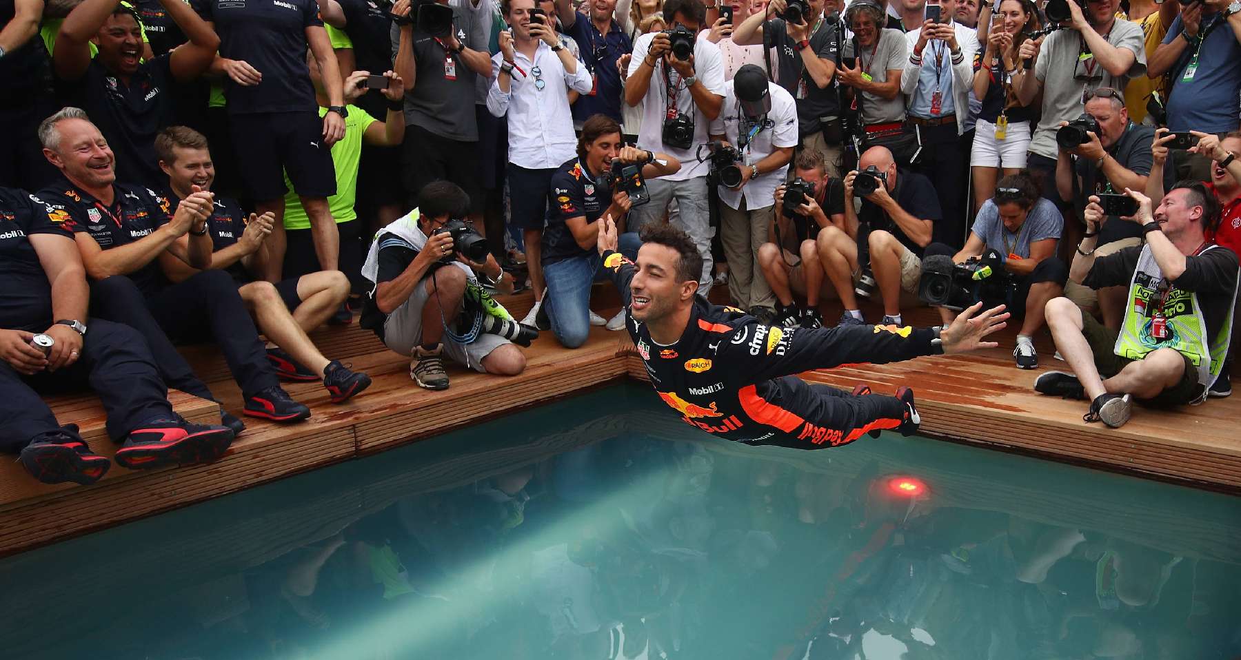 Így vágódott bele a medencébe Ricciardo