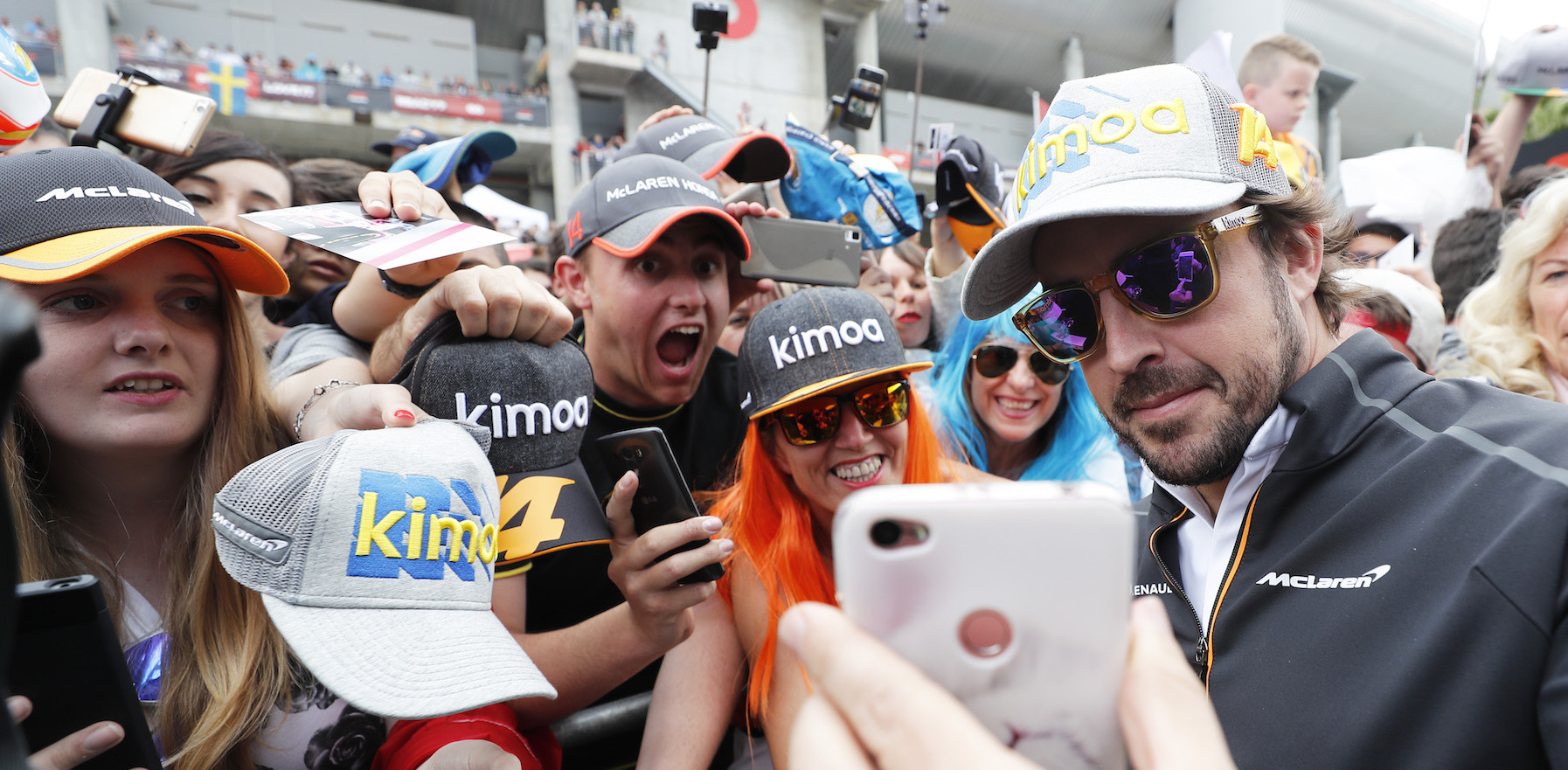 Alonso szerint nem lenne jó, ha a rajongók is bemehetnének a paddockba