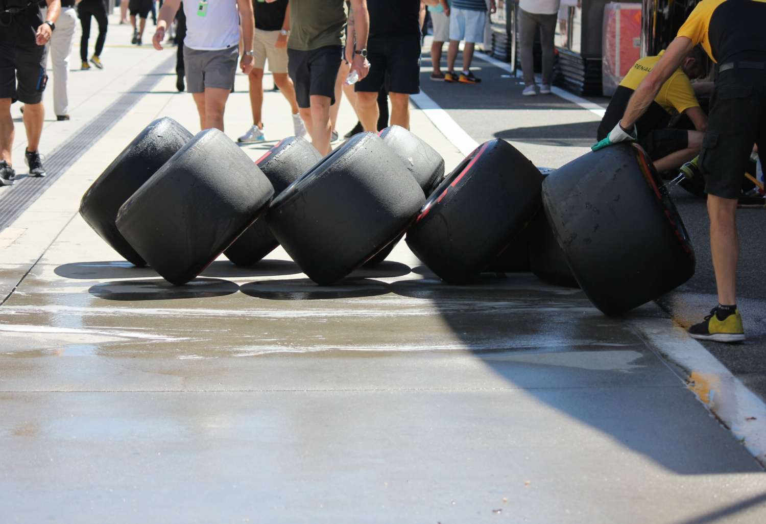Häkkinen szerint gumiháború és több teszt kellene