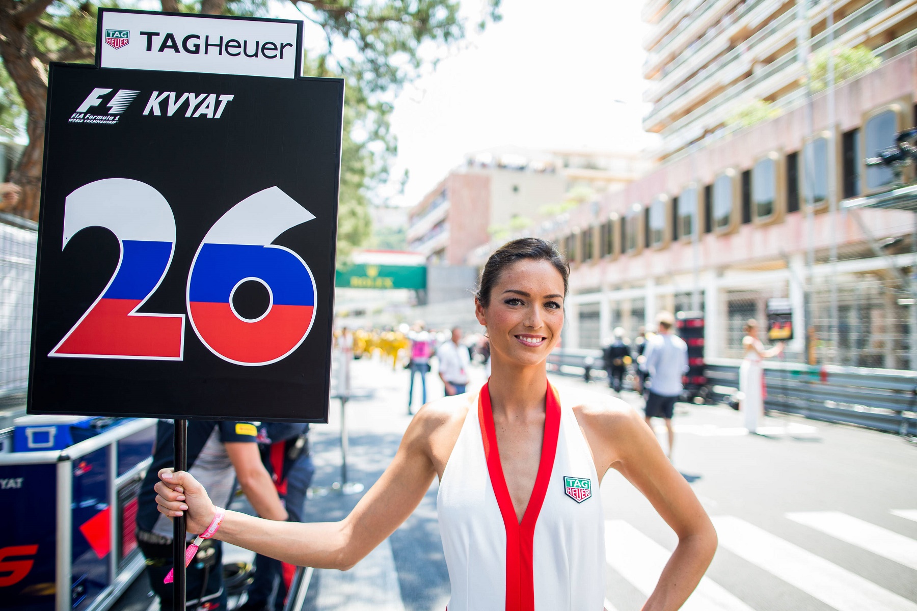 Hamilton és Vettel örülnek a monacói grid girl-öknek