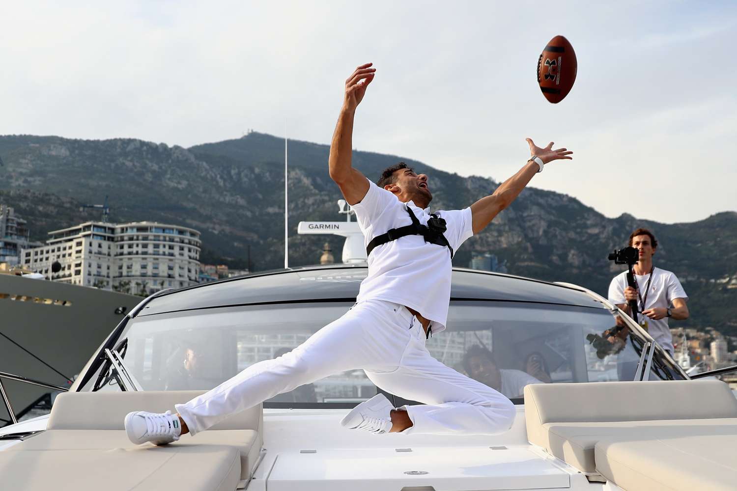Daniel Ricciardo így amerikai focizott Tom Bradyvel Monacóban! – VIDEÓ