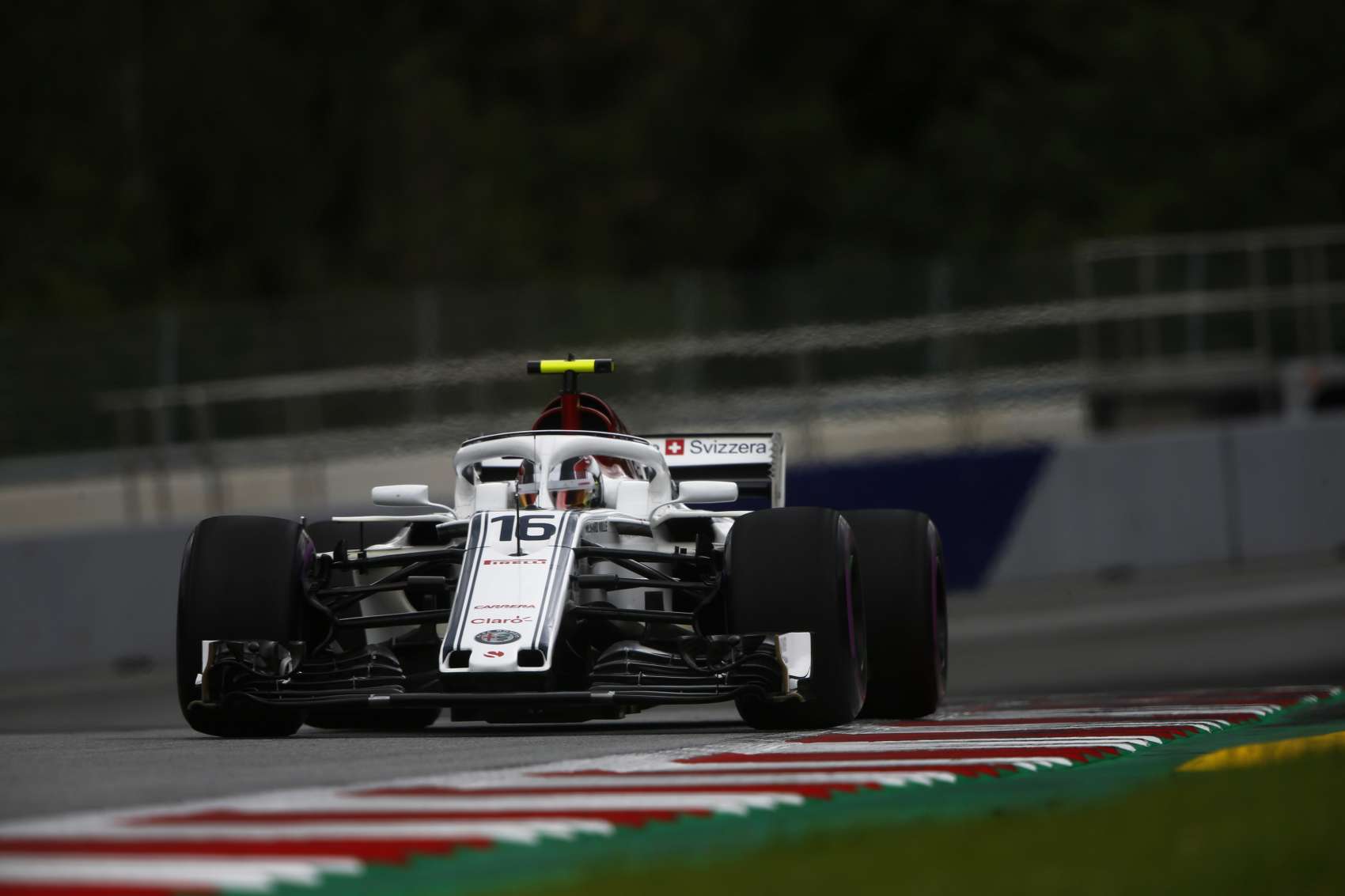 Váltócsere miatt rajtbüntetést kapott Charles Leclerc