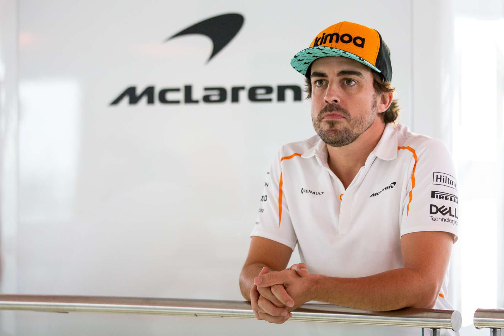 Alonso ideges, mert a FOM mindig az ő rádiózását adja