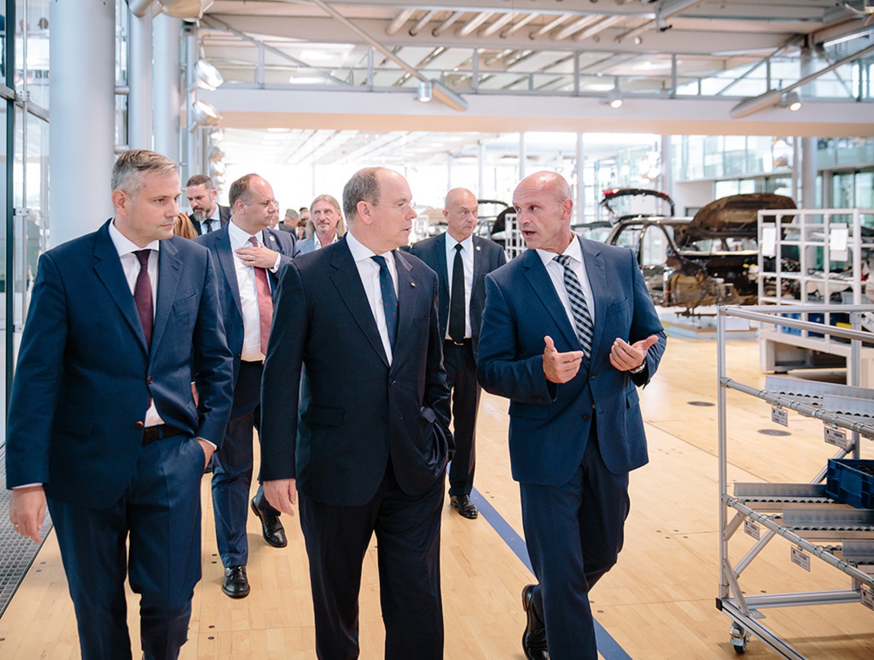 II. Albert monacói herceg az Üvegfalú Gyárban ismerkedik az elektromos mobilitással