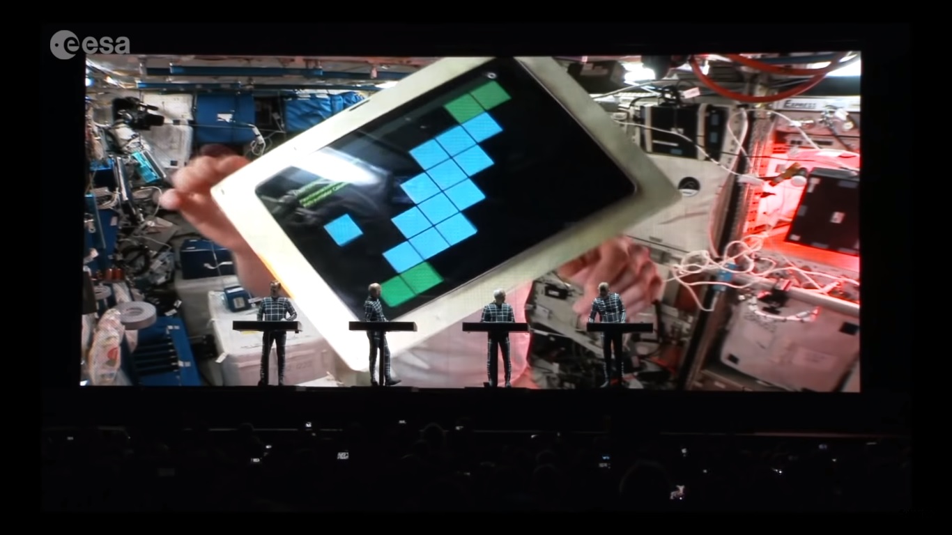 Ennél menőbbet ma este már nem látsz: Kraftwerk az űrből!