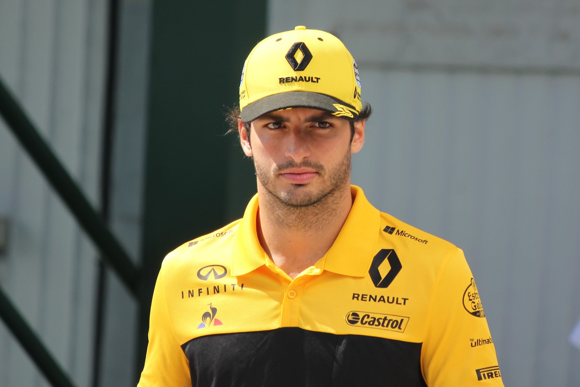 Carlos Sainz, félmeztelenül a tükör előtt