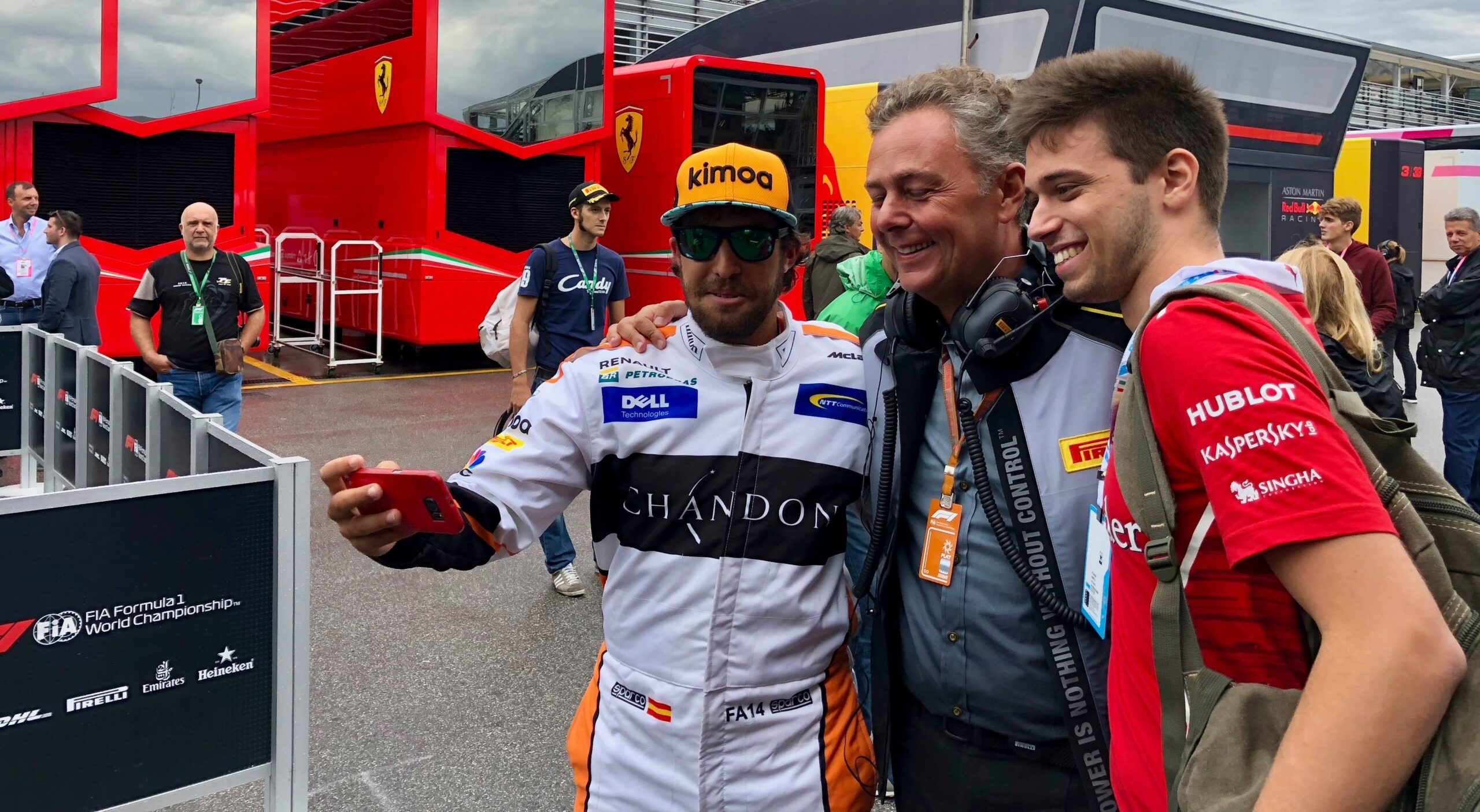 Kamu Alonso járkál a monzai paddockban