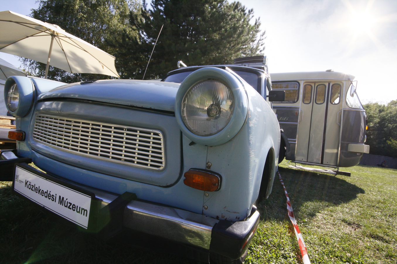 Sziget – Faros Ikarus és Trabant 601 a Közlekedési Múzeum sátránál