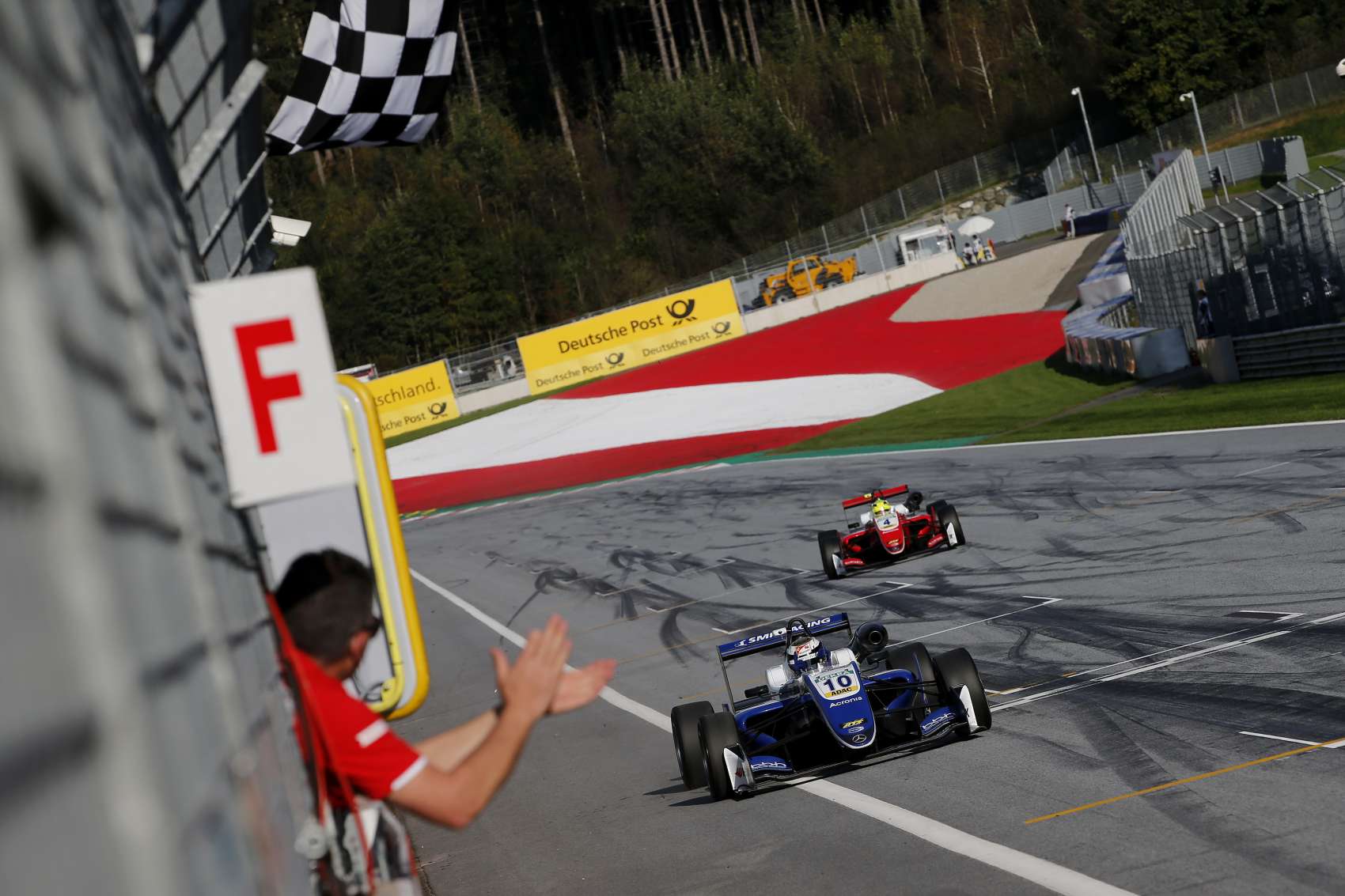 Robert Shwartzman szakította meg Mick Schumacher győzelmi sorozatát