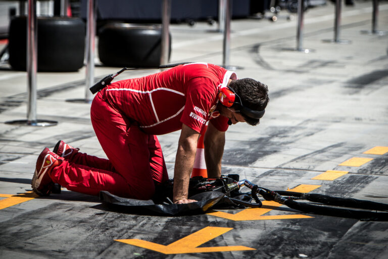 F1 Ferrari mechanic költségcsökkentés