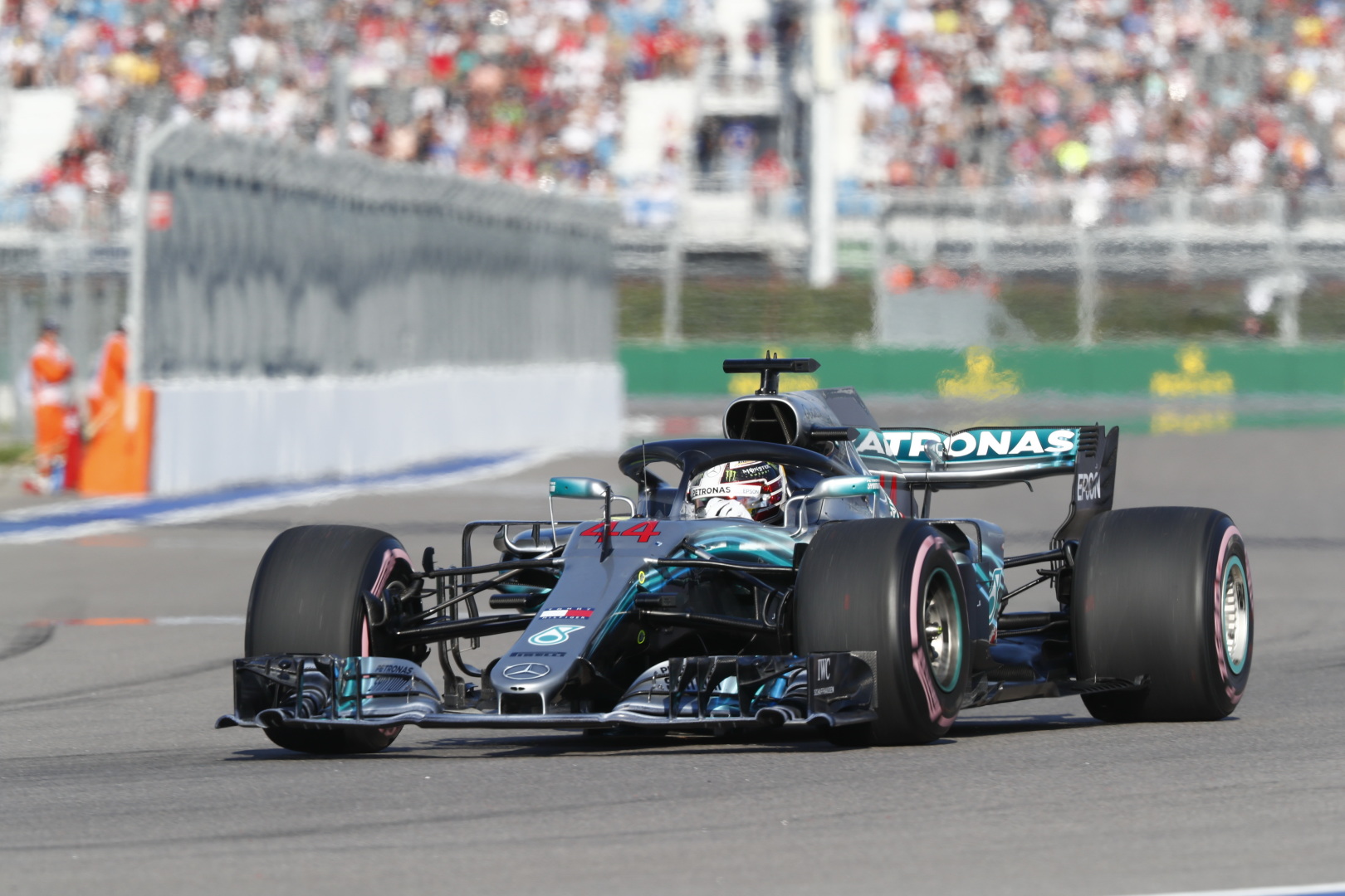Hamilton: Vettel miatt majdnem falnak ütköztem