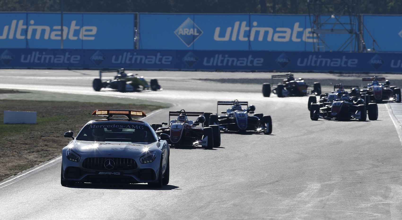 Guan Yu Zhou nyert, Mick Schumacher ütközött az első versenyen