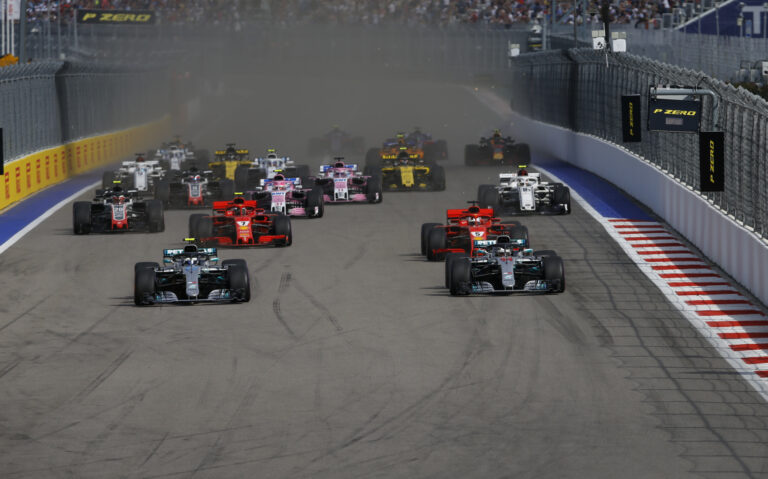 Hamilton fordított irányban versenyezne Szocsiban