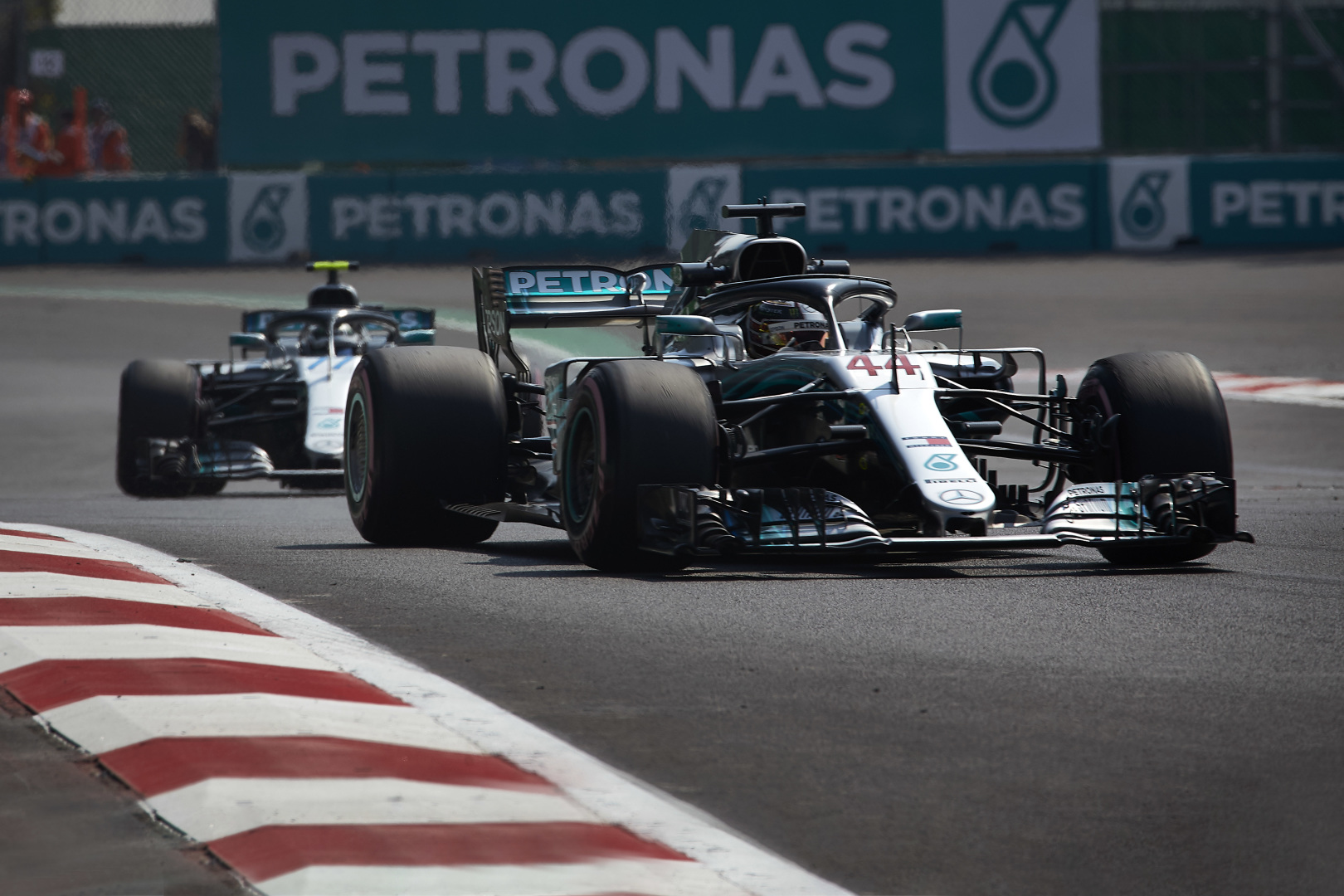 Túlmelegedett a Mercedes motorja pénteken