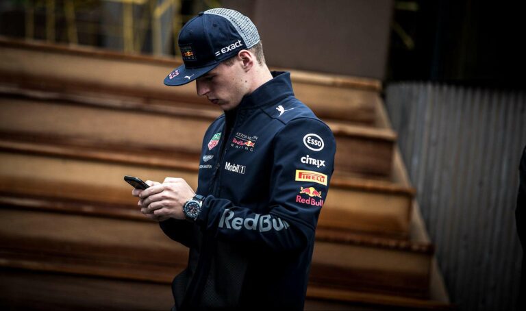 Max Verstappen, phone, F1 TV Pro, racingline.hu, racingline, racinglinehu