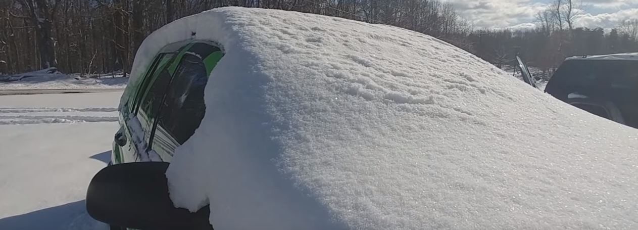 Így szedd le a sok havat pikk-pakk az autódról! De csak ha utálod a szomszédokat…