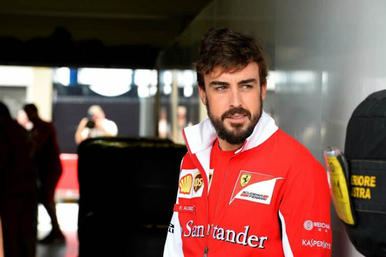 Fernando Alonso jöhet Sebastian Vettel helyére?