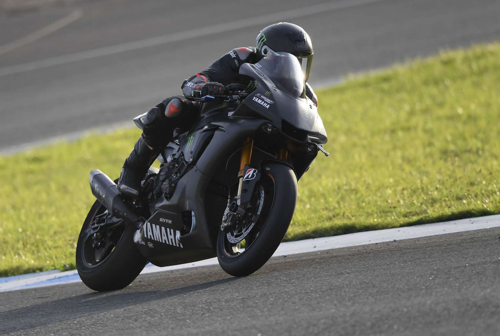 Vissza kellett fogni Hamiltont a Superbike tesztjén