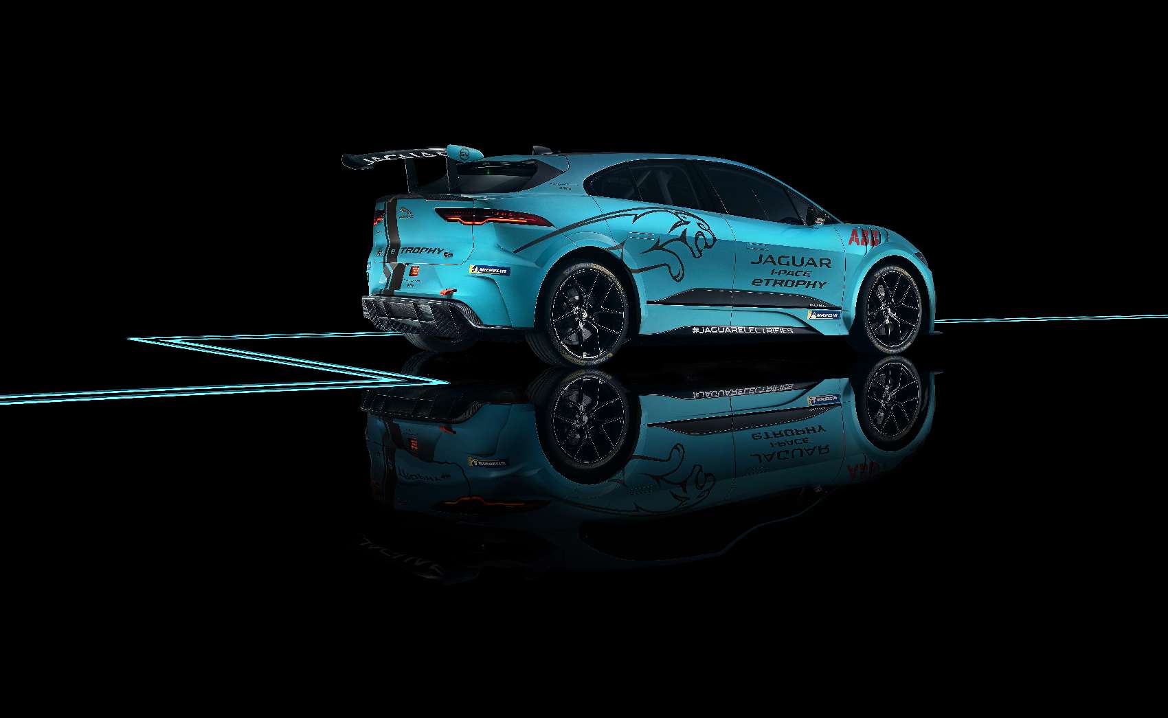 Három nővel a mezőnyben holnap elrajtol az Jaguar I-PACE eTrophy első szezonja is