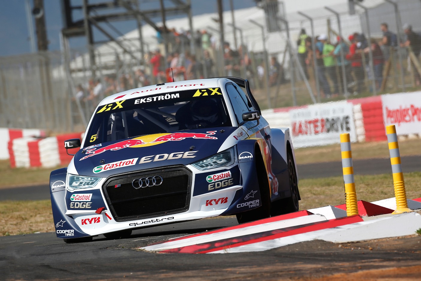 Ekström csapata kiszáll a WRX-ből