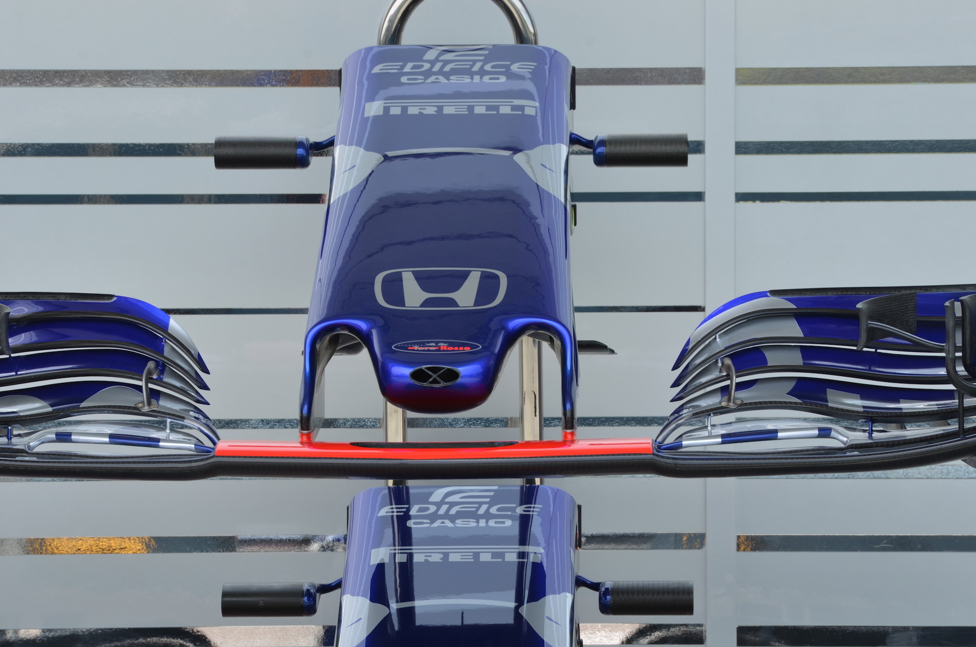 A Toro Rosso új dizájnú csapatruházattal támad