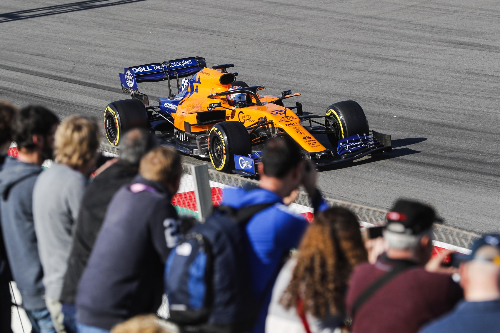 Sainz zárt az élen, Vettel délelőtt összetörte a Ferrarit