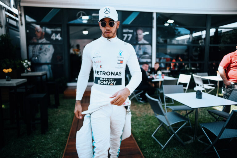 Hamilton tagadta azokat a vádakat, miszerint direkt tartotta fel Vettelt Ausztráliában