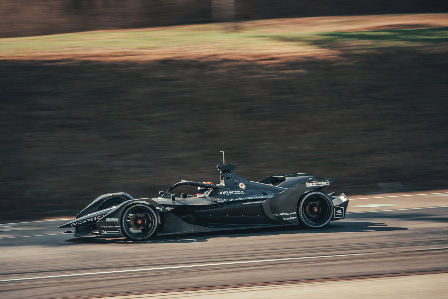 Teljesítette első métereit a Porsche Formula E autója