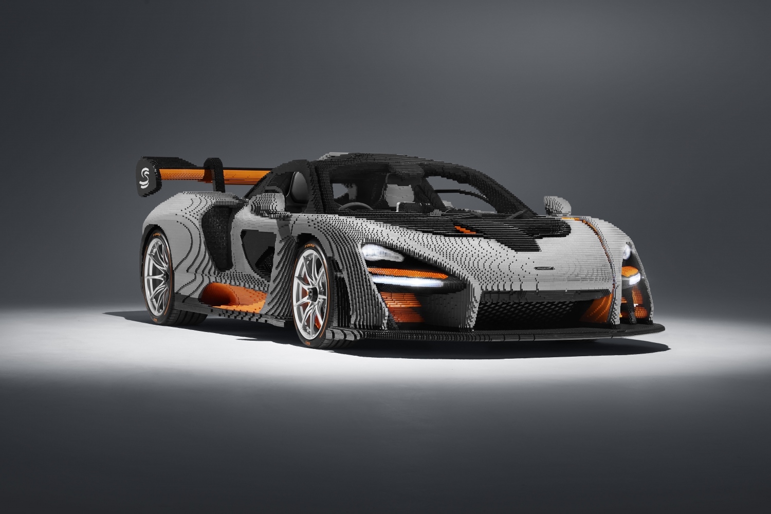 Életnagyságú McLaren Senna készült LEGO-ból!