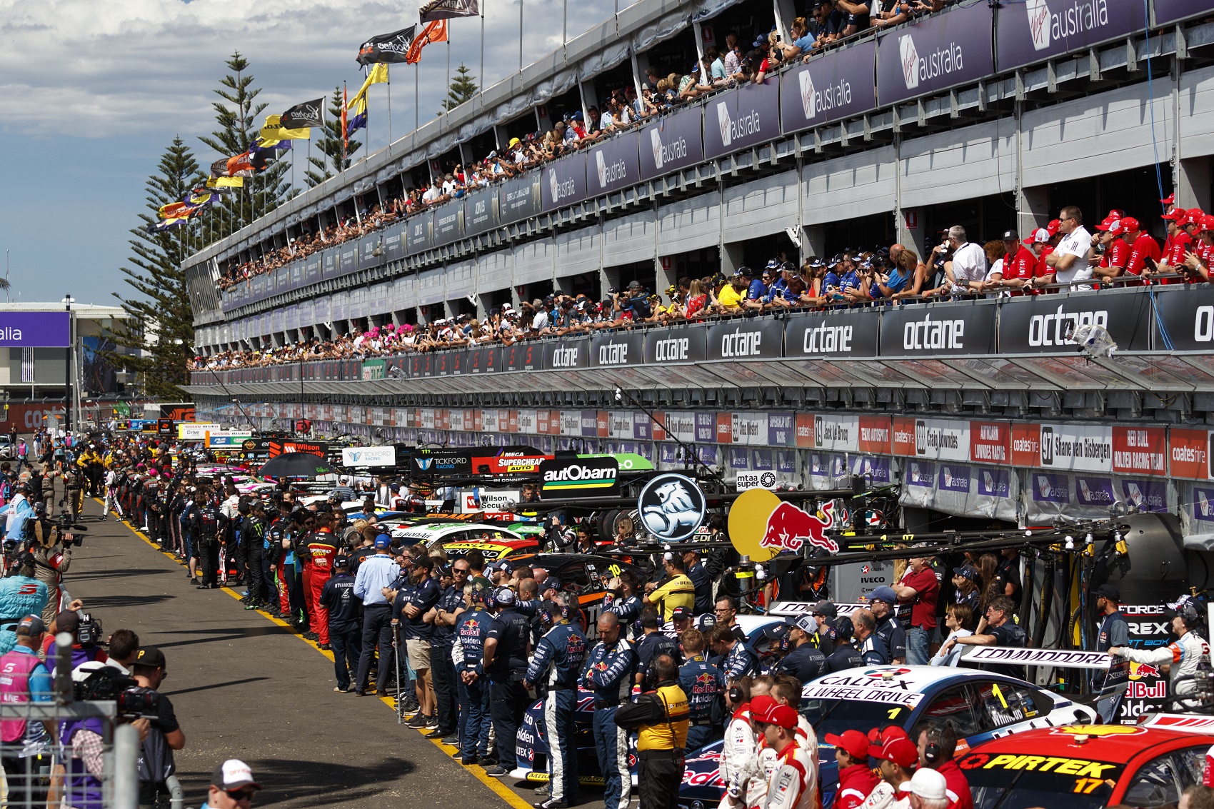 Úttorlasz alakult ki a boxutcában a Supercars versenyen