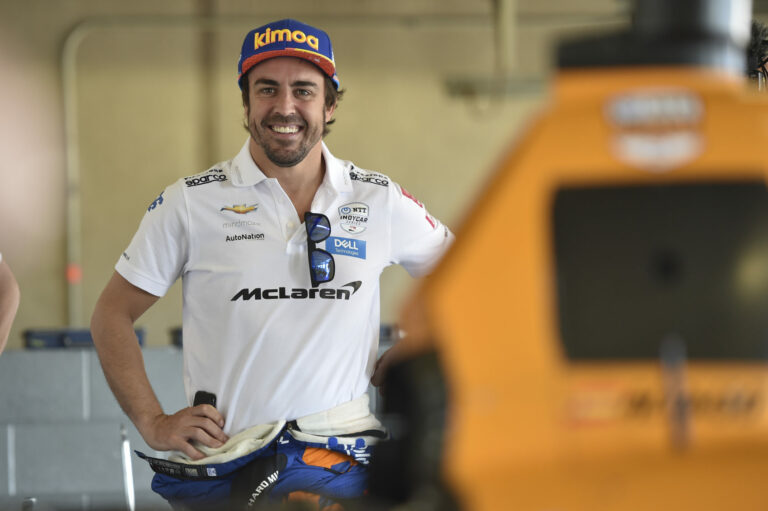 Alonso a Twitteren reagált az őt érintő pletykára