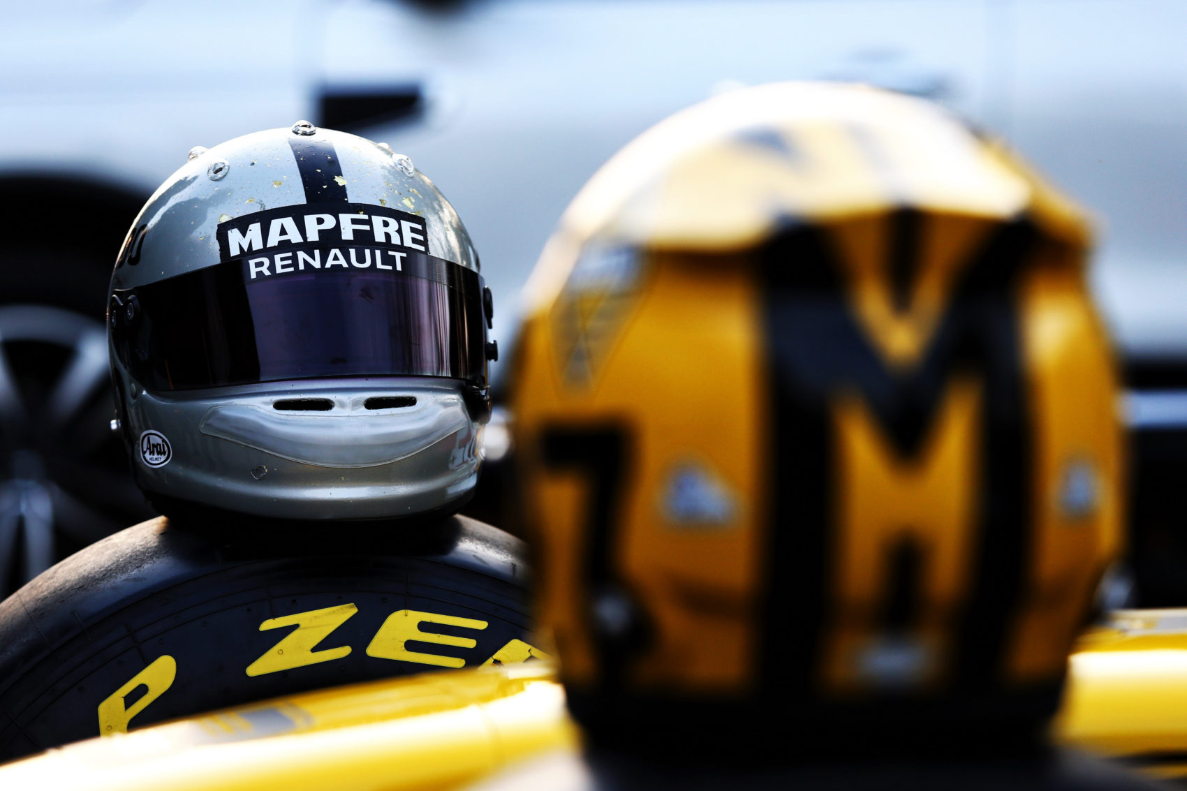 A Renault pilótái retró sisakokkal készültek a hétvégére