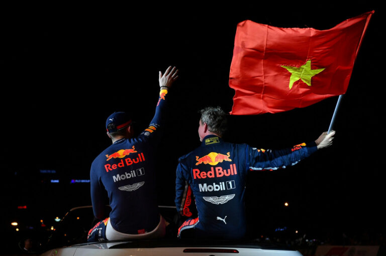 Coulthard és a Red Bull 50.000 rajongó előtt parádézott Hanoiban!
