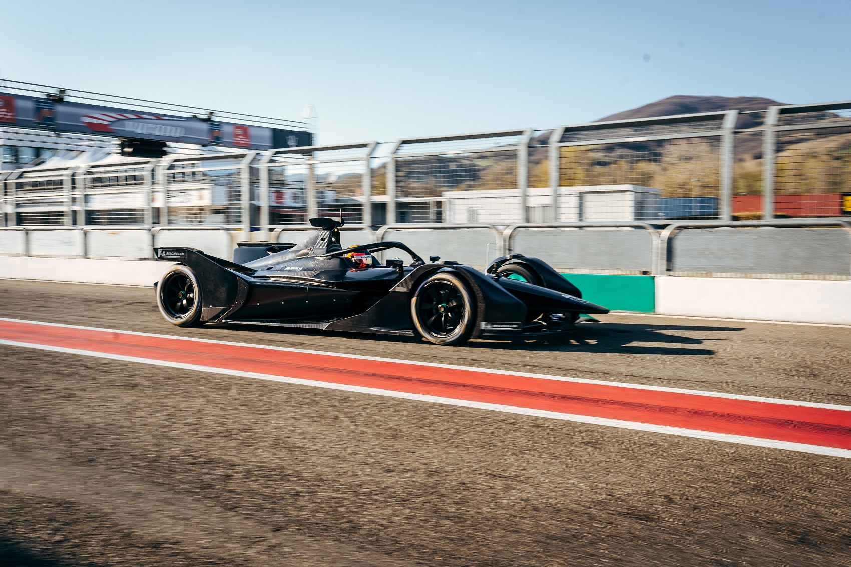 Pályára vitte a Mercedes a Formula E autóját!