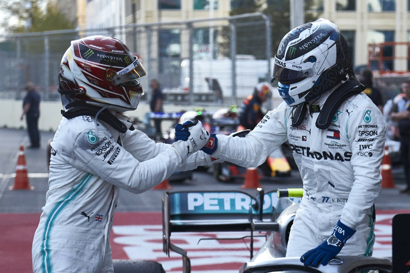 Hamilton: Túl barátságos voltam Bottasszal a rajtnál