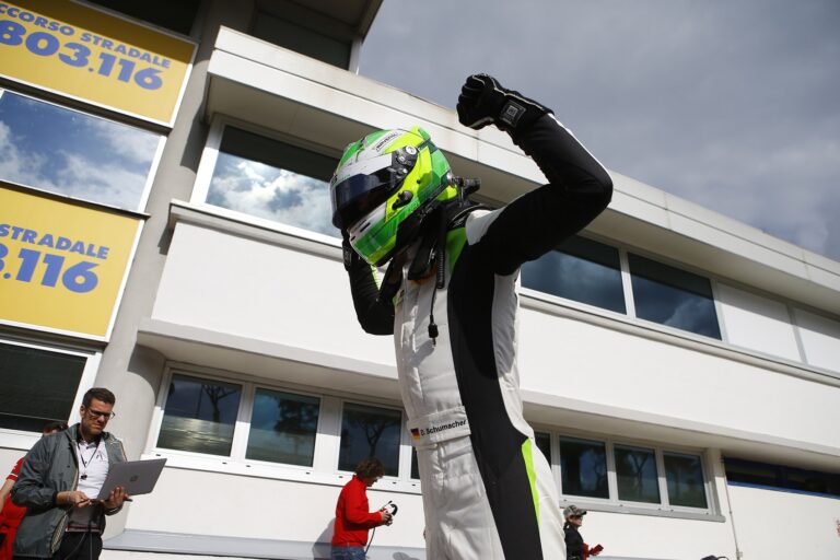 David Schumacher nyerte a második sprintfutamot, Leclerc 21 helyet javított
