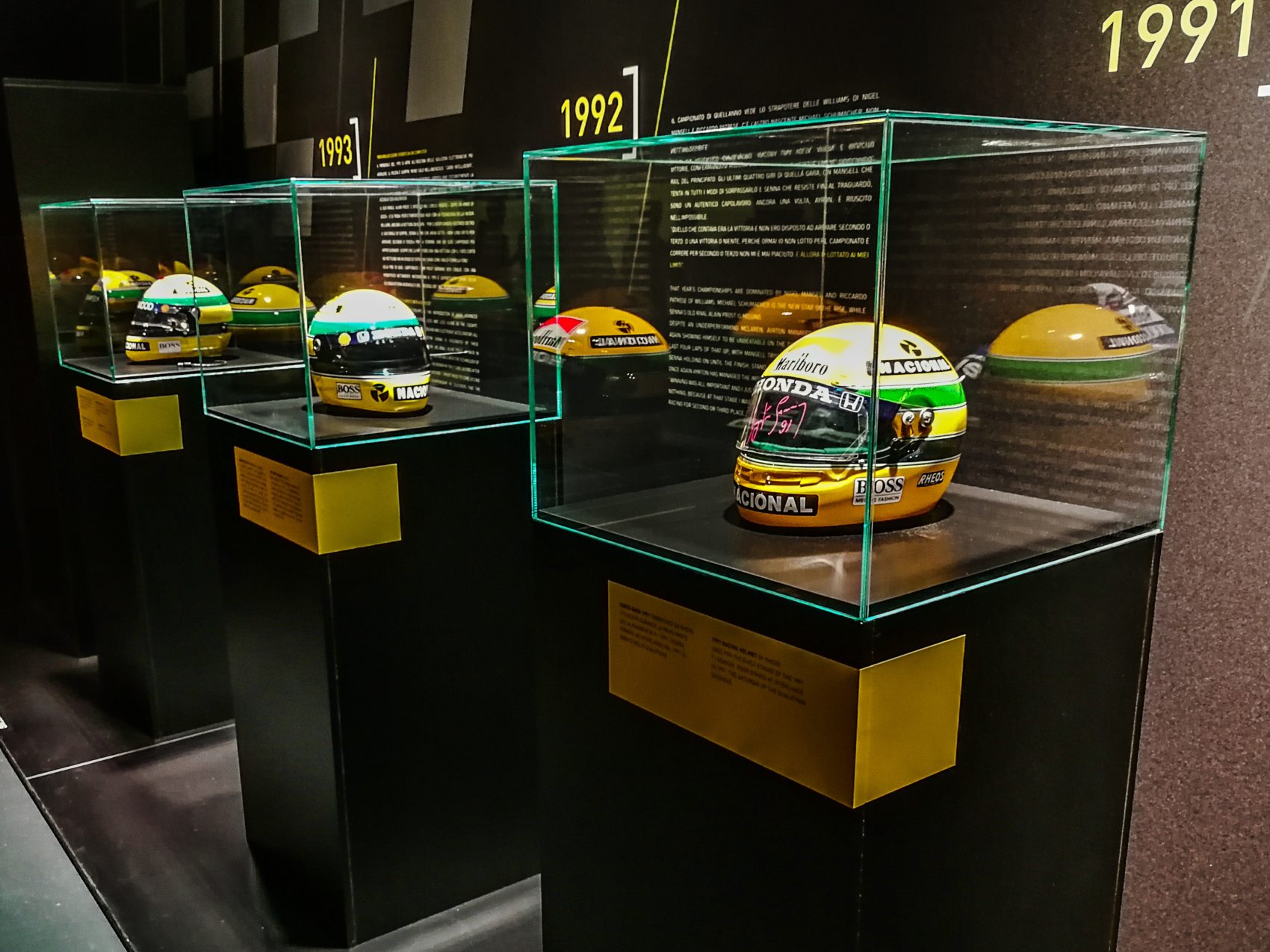 Vedd fel Senna bukósisakját a Facebookon!