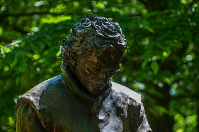 Életnagyságú bronz szobor készült Ayrton Sennáról – KÉPPEL