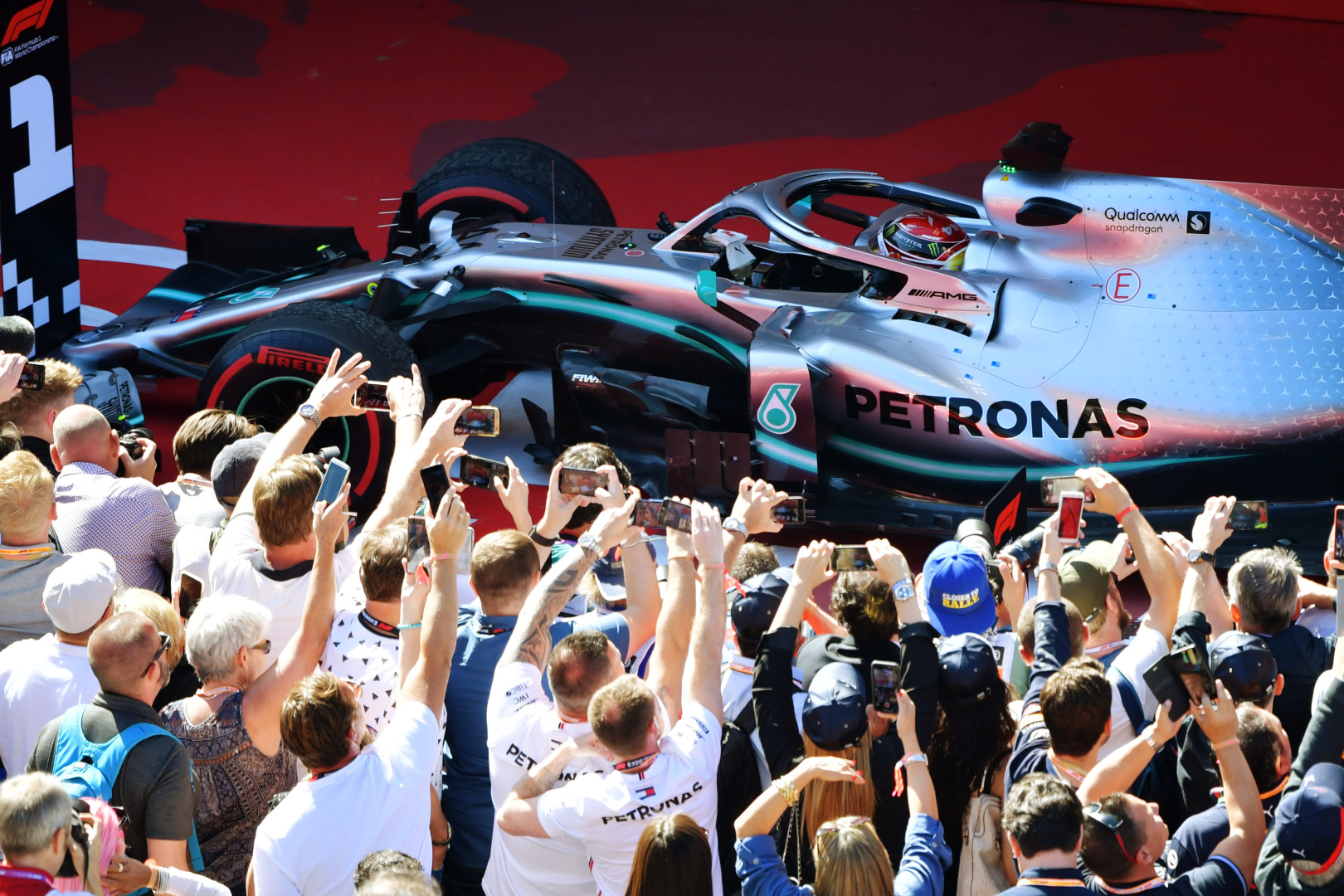 Hamilton Ferrari fan volt, de a legsikeresebbé akarja tenni a Mercedest