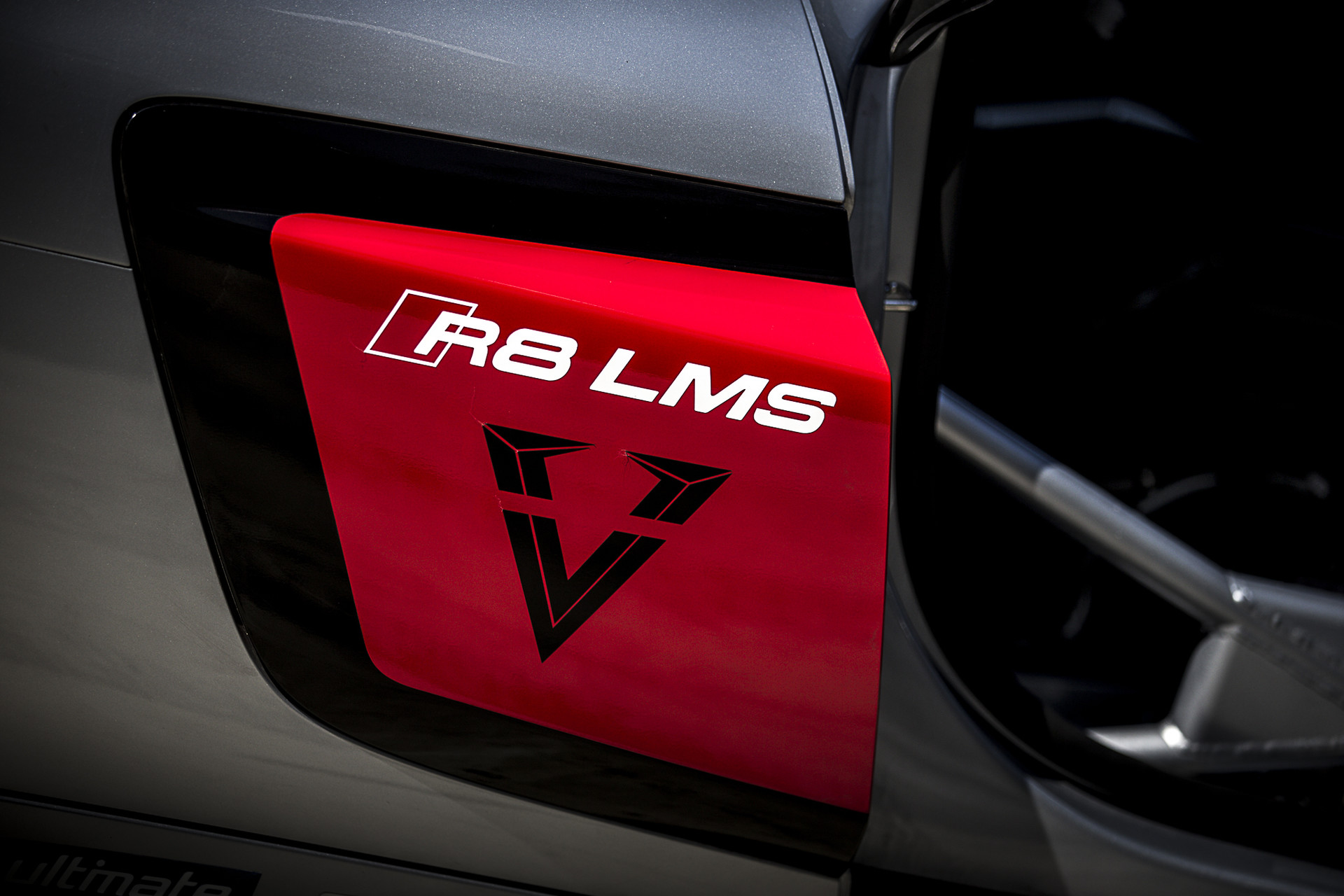 Keszthelyi Vivien több lábon áll? Itt a V-Telecom!