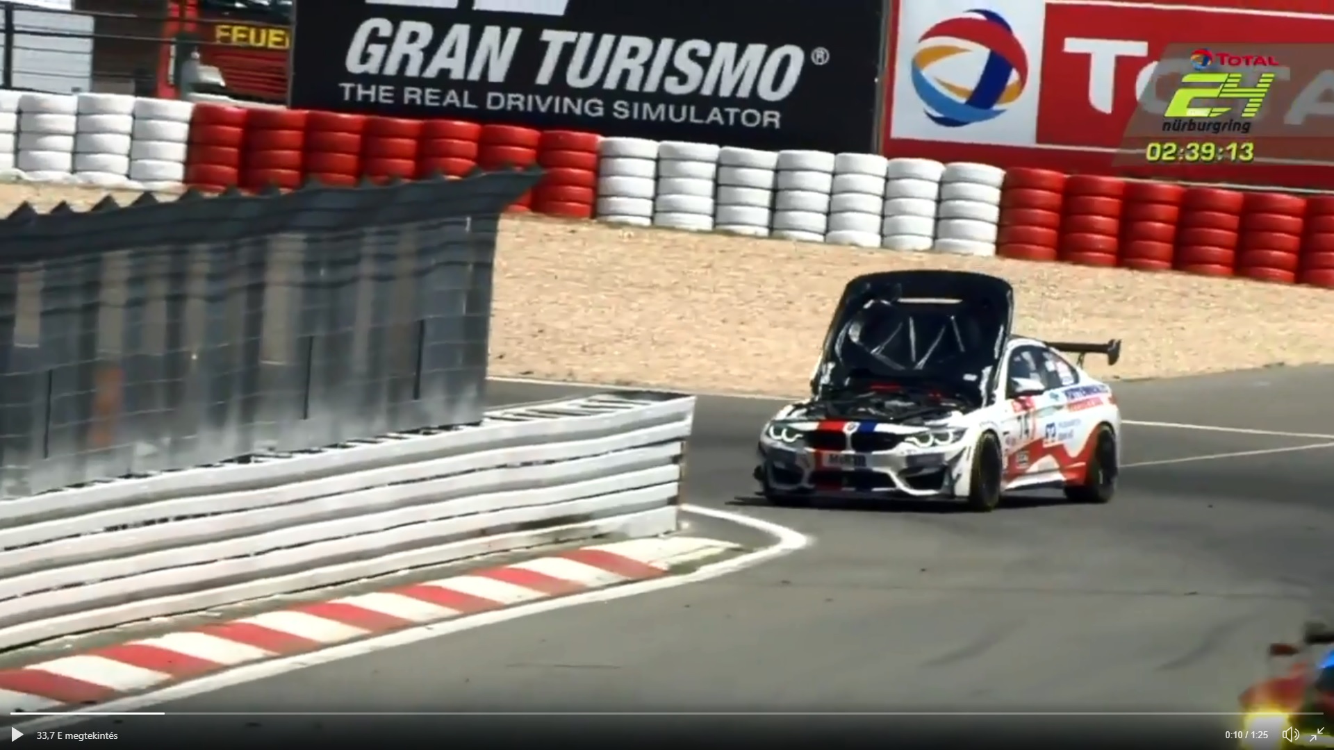 Felnyílt a motorháztető, nem talált be a boxutcába a BMW