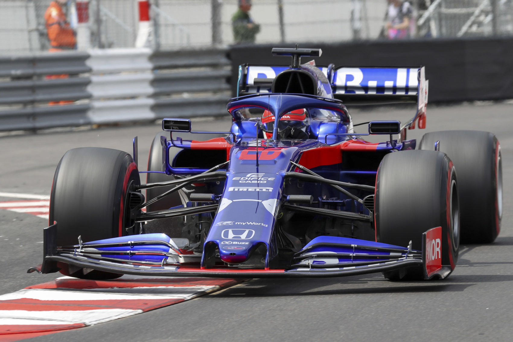 A mezőny végéről rajtol majd Daniil Kvyat