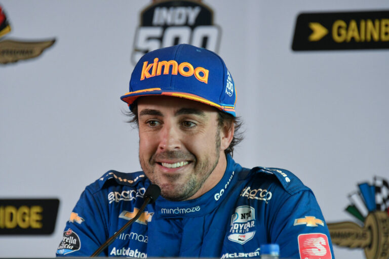 Alonso csak nevet a Renault-s pletykákon