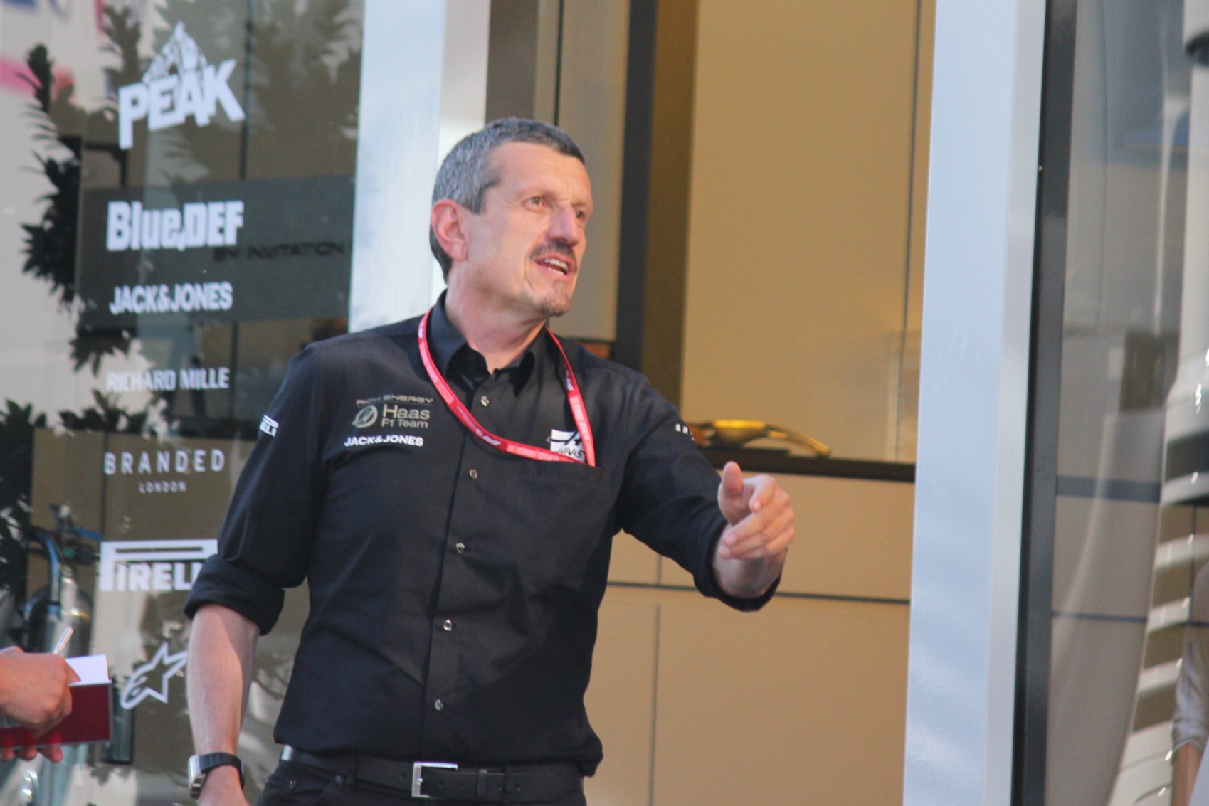 A Haas csapatfőnökét megbírságolta az FIA sértegetés miatt