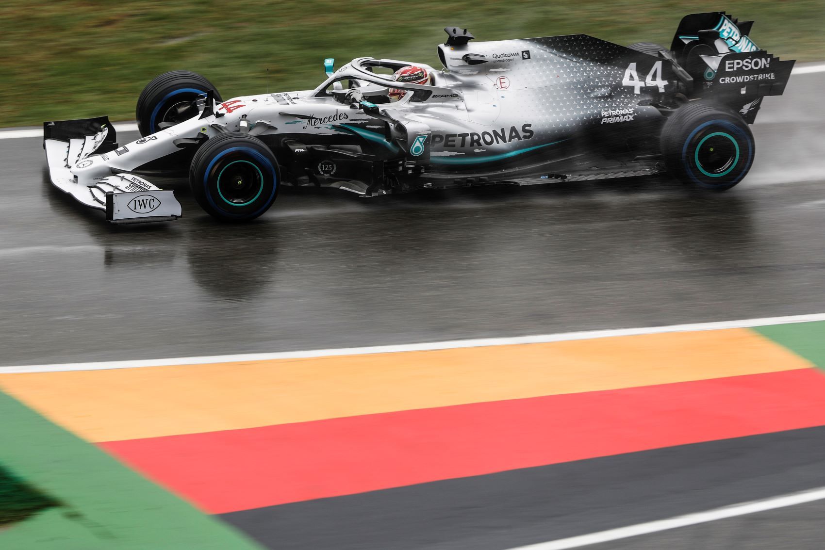 Egy rendszer hiba miatt indult vizsgálat Hamilton ellen a Safety Car fázis alatt