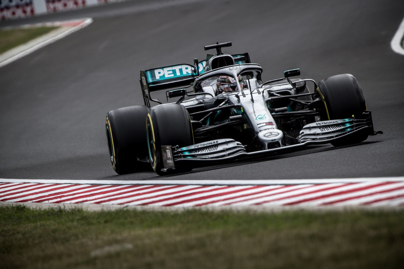 Lewis Hamilton nyerte a Magyar Nagydíjat!