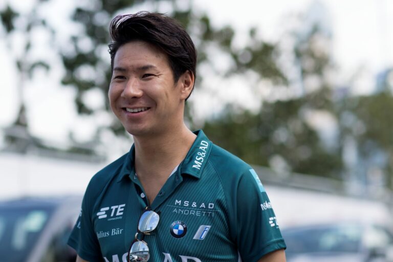 Kamui Kobajasi fog versenyezni Alex Zanardi mellett a BMW-vel Fujiban